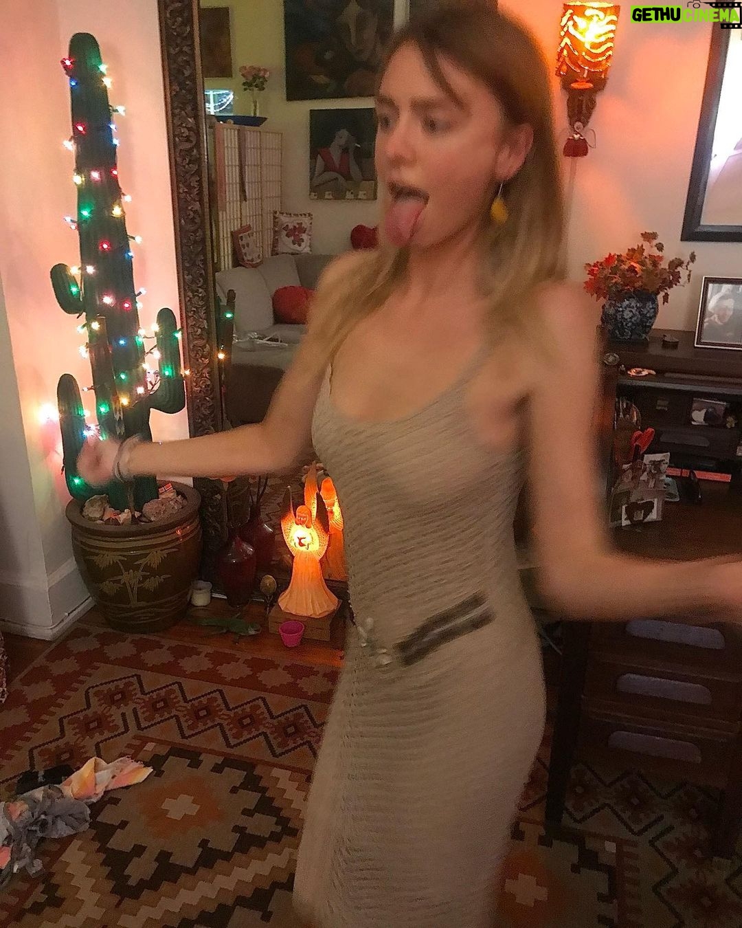 Maddie Phillips Instagram - the feminine urge to solely exist in the realm of bare feet, Bob Dylan anecdotes, hand made hand-me downs and Elis Regina 🚪 Manhattan, New York