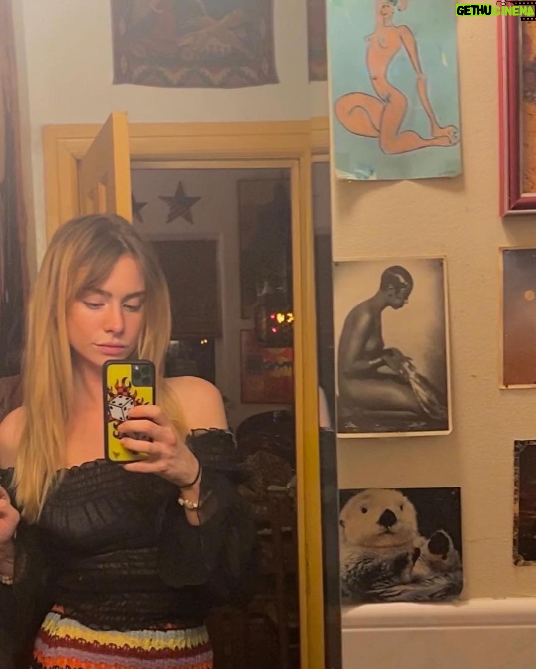 Maddie Phillips Instagram - the feminine urge to solely exist in the realm of bare feet, Bob Dylan anecdotes, hand made hand-me downs and Elis Regina 🚪 Manhattan, New York
