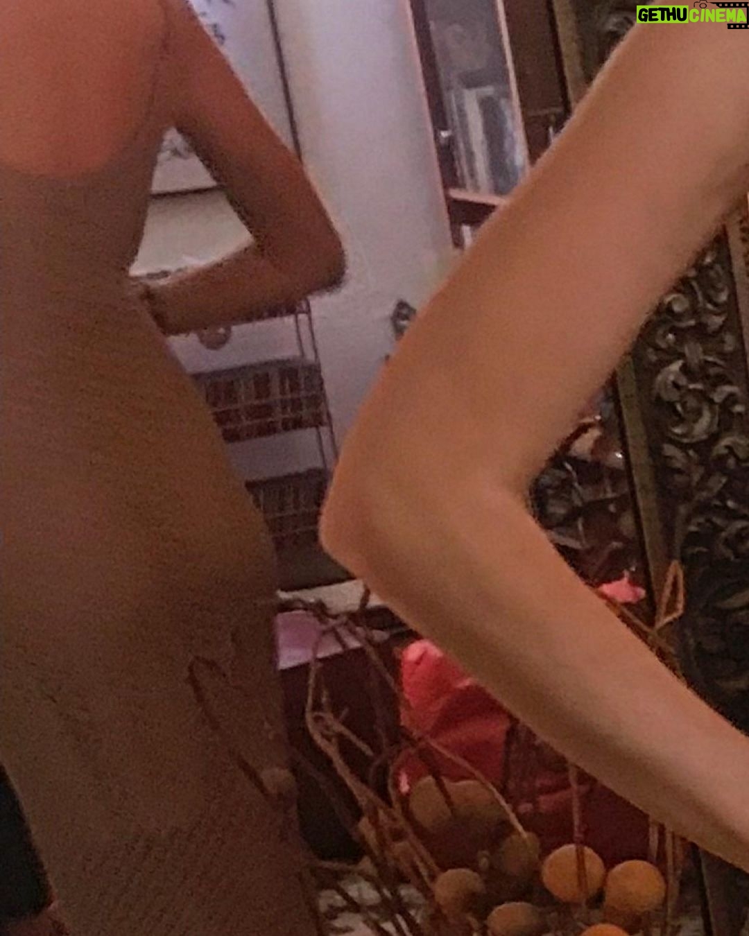 Maddie Phillips Instagram - the feminine urge to solely exist in the realm of bare feet, Bob Dylan anecdotes, hand made hand-me downs and Elis Regina 🚪 Manhattan, New York