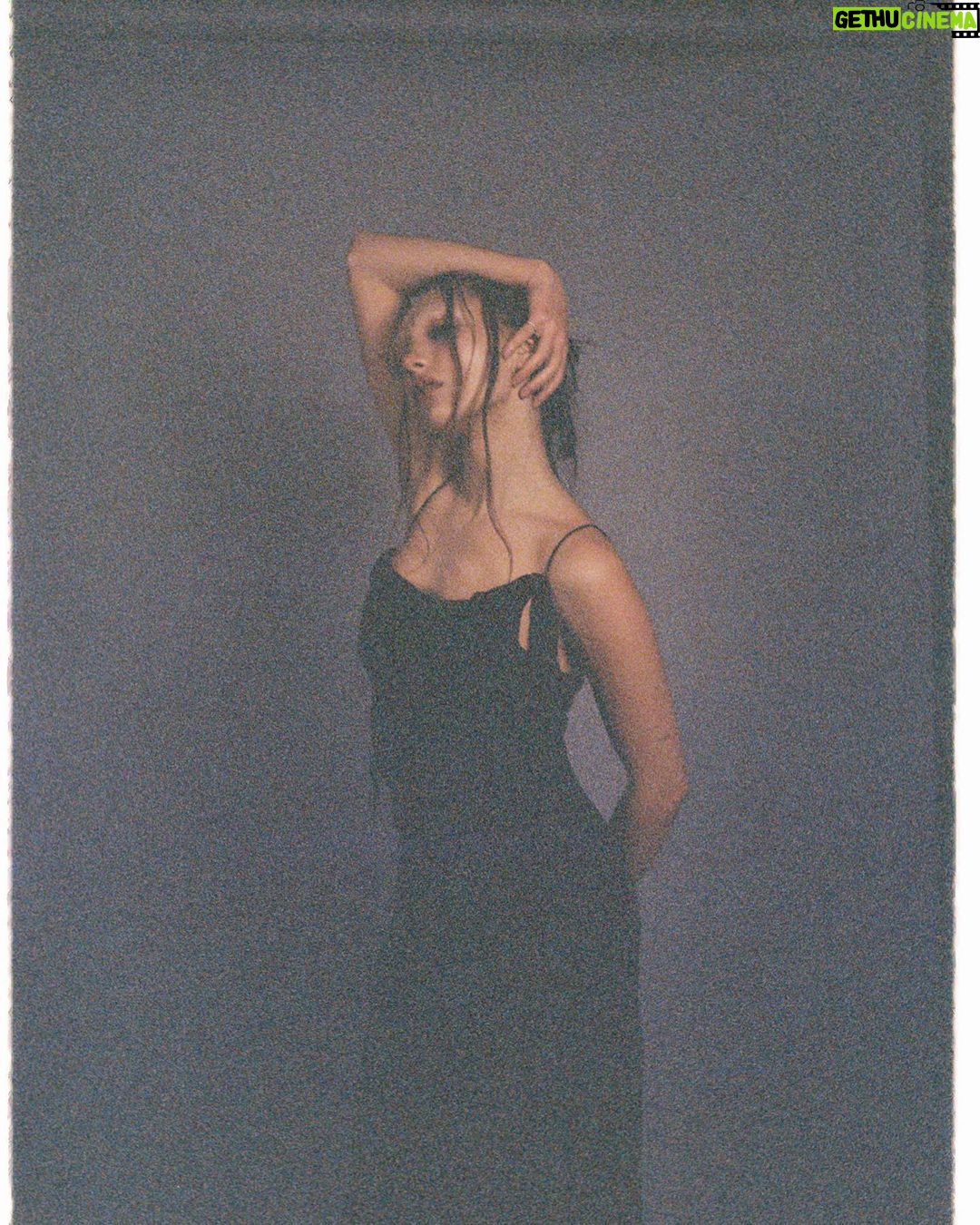Maddie Ziegler Instagram - 🖤my moms dress when she was younger