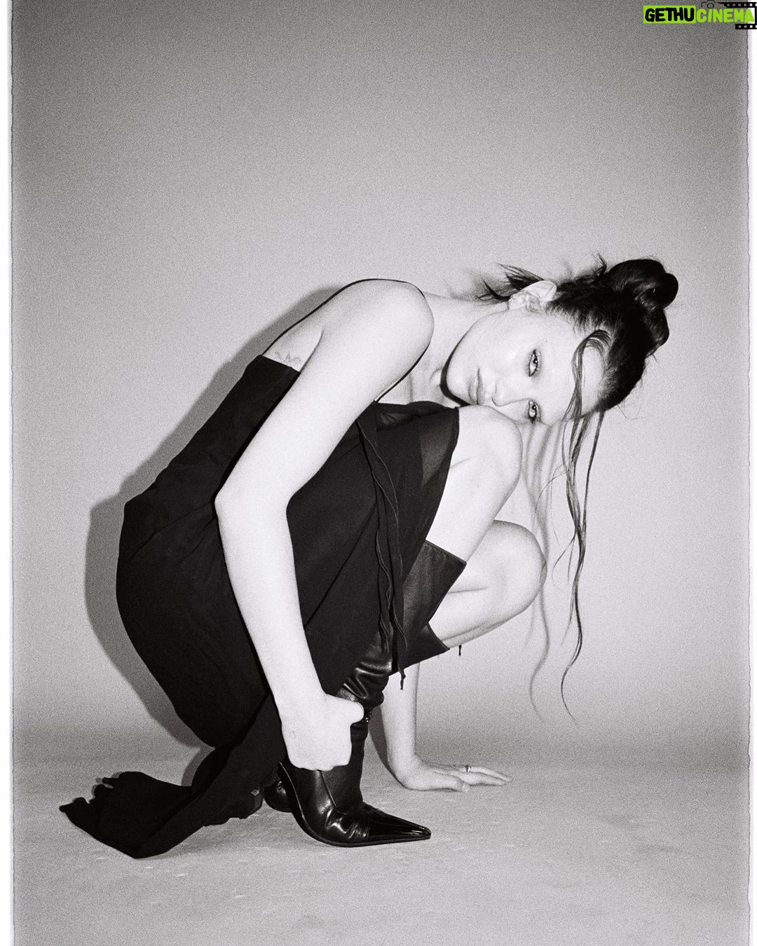 Maddie Ziegler Instagram - 🖤my moms dress when she was younger