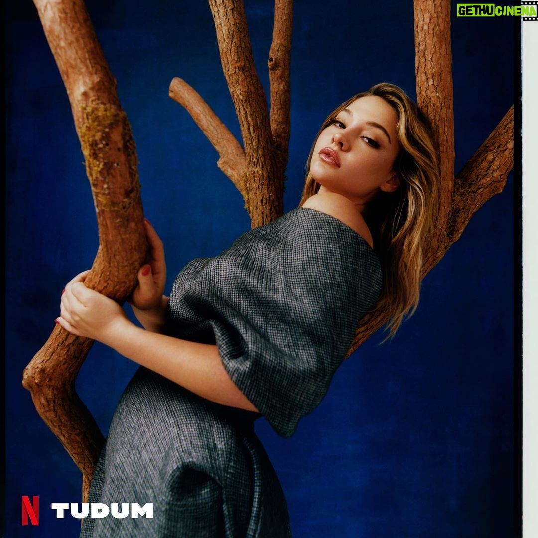 Madelyn Cline Instagram - Such an honor to sit down with Kara Warner for @netflix TUDUM Thank you to this whole crew for pulling this shoot and me together and for providing copious amounts of caffeine ❤️ @emmaxanderson @greatfriendsagency @mimicuttrell @aframe_agency @jentioseco @thewallgroup @kellihoff @erihandanail @homeagency @griffin.stoddard @mhs_artists