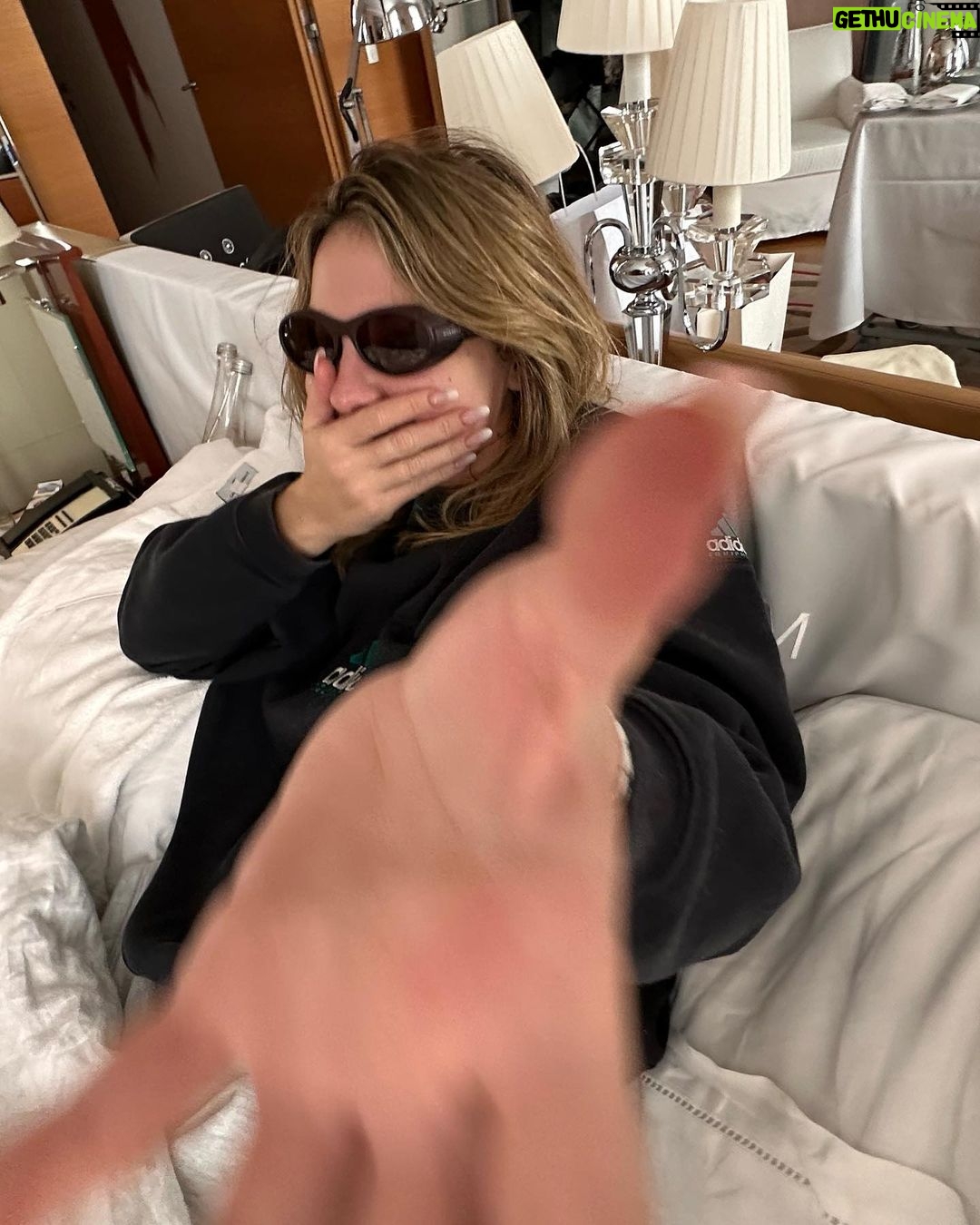 Madelyn Cline Instagram - F*ck sad feelings!