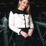 Madelyn Cline Instagram - holiday dinner with the @tommyhilfiger family #thpartner