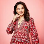 Madhuri Dixit Instagram - Paint the town red ❤️🎶 #sunday #sundayfunday #photoshoot #photooftheday #red #redlove