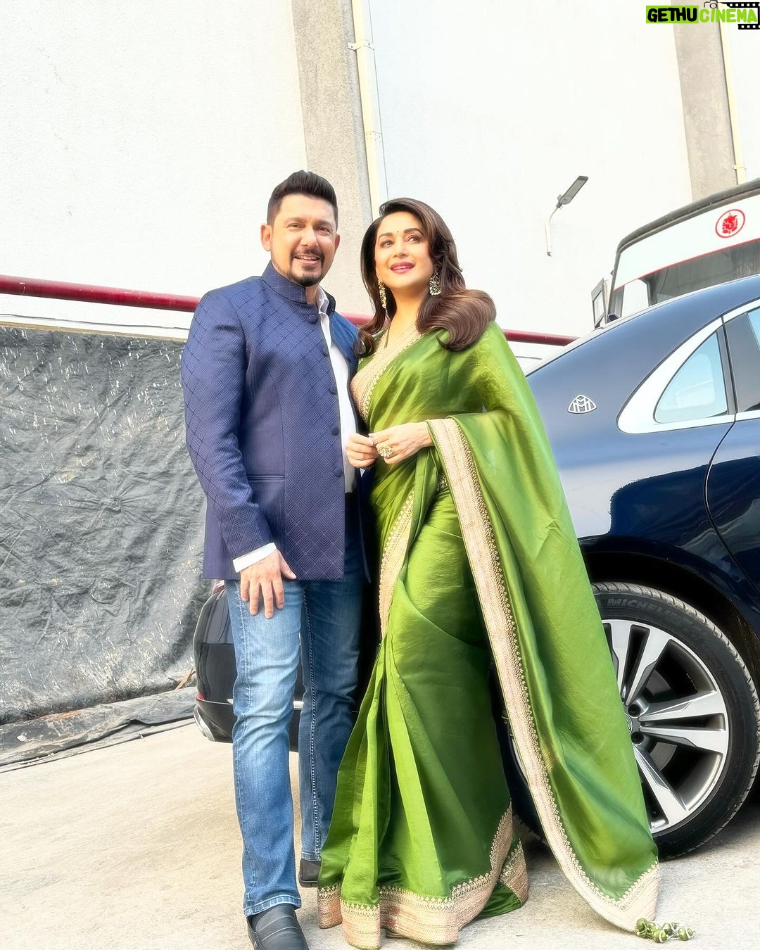 Madhuri Dixit Instagram - A laugh riot in a laugh riot. That’s what yesterday was as we went on the Chala Hawa Yeu Dya with the cast of #panchakthefilm . Can’t wait for you to see it in theaters on Jan 5, 2024.❤️🥳= 🤣😜