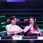 Madhuri Dixit Instagram - What a beautiful song @neetimohan18 ❤️ #tuesday #tuesdayvibes #reelsinstagram #reelitfeelit #explorepage #song #beautiful