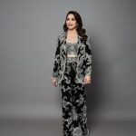Madhuri Dixit Instagram – You could be the king but watch the queen conquer 🎶🪩

#saturday #saturdayvibes #suitup #love #photooftheday #photoshoot