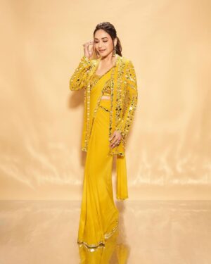 Madhuri Dixit Instagram - Wrapped in sunshine, draped in elegance 💛✨ 

#yellowelegance #thursday #thursdaythoughts #photooftheday #sareelove #sareestyle