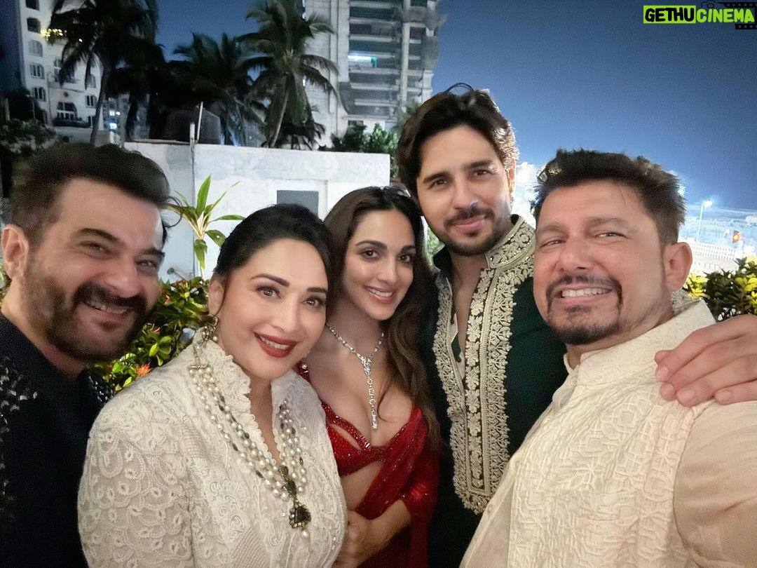 Madhuri Dixit Instagram - Had an amazing time at @bindraamritpal‘s Diwali party. Fab catching up with everyone. Happy Diwali! @manishmalhotra05 @shanayakapoor02 @ananyapanday @adityaroykapur @katrinakaif @vickykaushal09 @karanjohar @sanjaykapoor2500 @kiaraaliaadvani @sidmalhotra @barkhasingh0308 @bhumipednekar @anandntiwari @srishti.shrivastava21