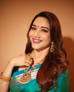 Madhuri Dixit Instagram - Nath-thing compares to you! Loving the feel of Maharashtrian paithani 🫶🏻🥰 #saturday #saturdayvibes #zeemarathi #maharashtrianlook #love #picoftheday