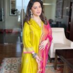 Madhuri Dixit Instagram – Ruthe jo chand, wo noor hai tu 🎶

#wednesday #wednesdaywisdom #reelsinstagram #trendingreels #marathisong #marathilove #explorepage #exploremore #instalove