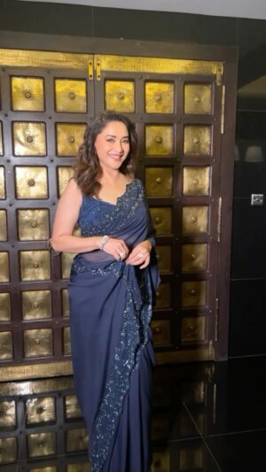 Madhuri Dixit Instagram - Kudiyon ka hai zamaana 💗💗

#tuesday #trendingtuesday #trending #trendingreels #saree #reels #instagramreels