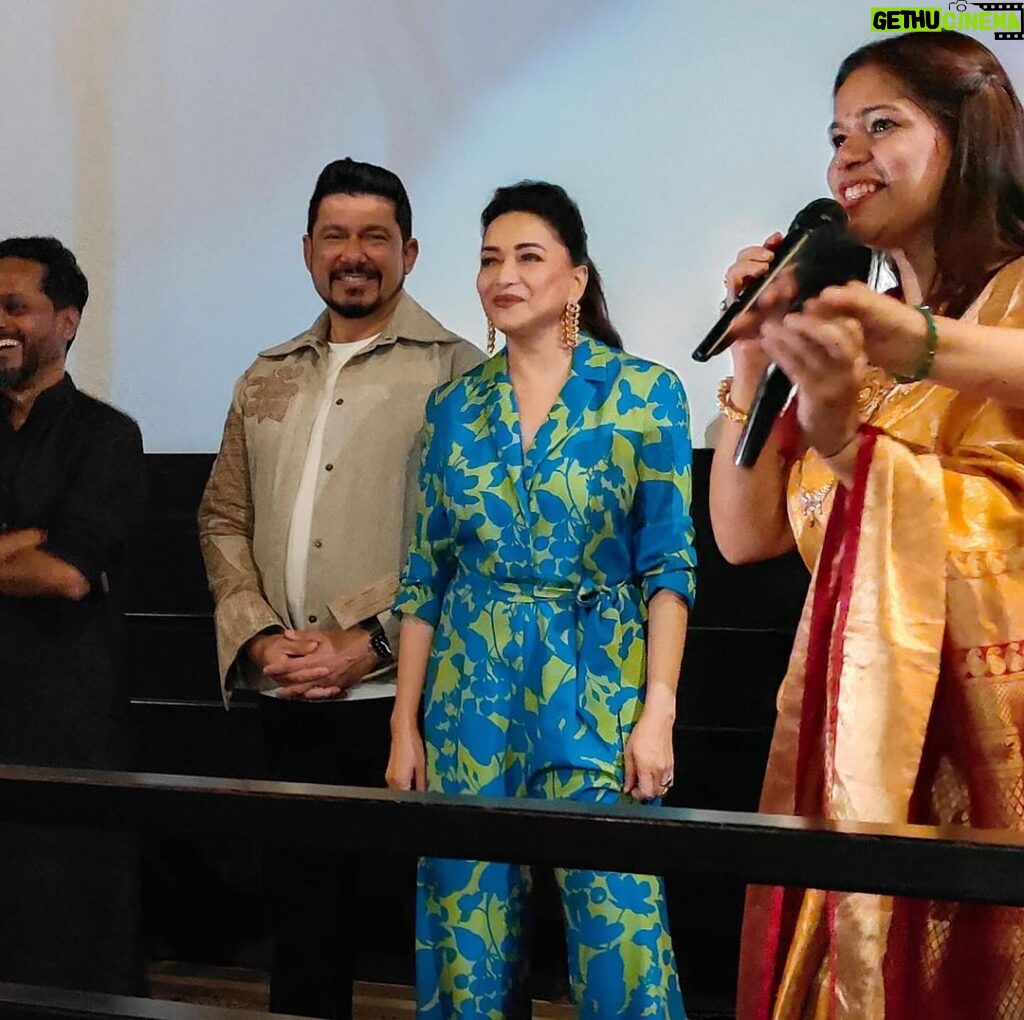Madhuri Dixit Instagram - Absolutely brilliant visiting Citylight theatre Mahim, and Plaza Theatre in Dadar to see the reaction of fans for #PanchakTheFilm. Both of us grew up with grandparents in Dadar. So it was like coming home. The love was palpable and most of all people were loving #PanchakTheFilm. The best was when the audience said that #PanchakTheFilm was a great Marathi film they could bring their whole family to and have fun, as one lady with an 8 yr old proclaimed. Very humbled and grateful. How things come full circle when we can give back to our own. Jai Maharashtra! Jai Hind!❤️🍿🎥👌 Dadar,mumbai,Maharashtra