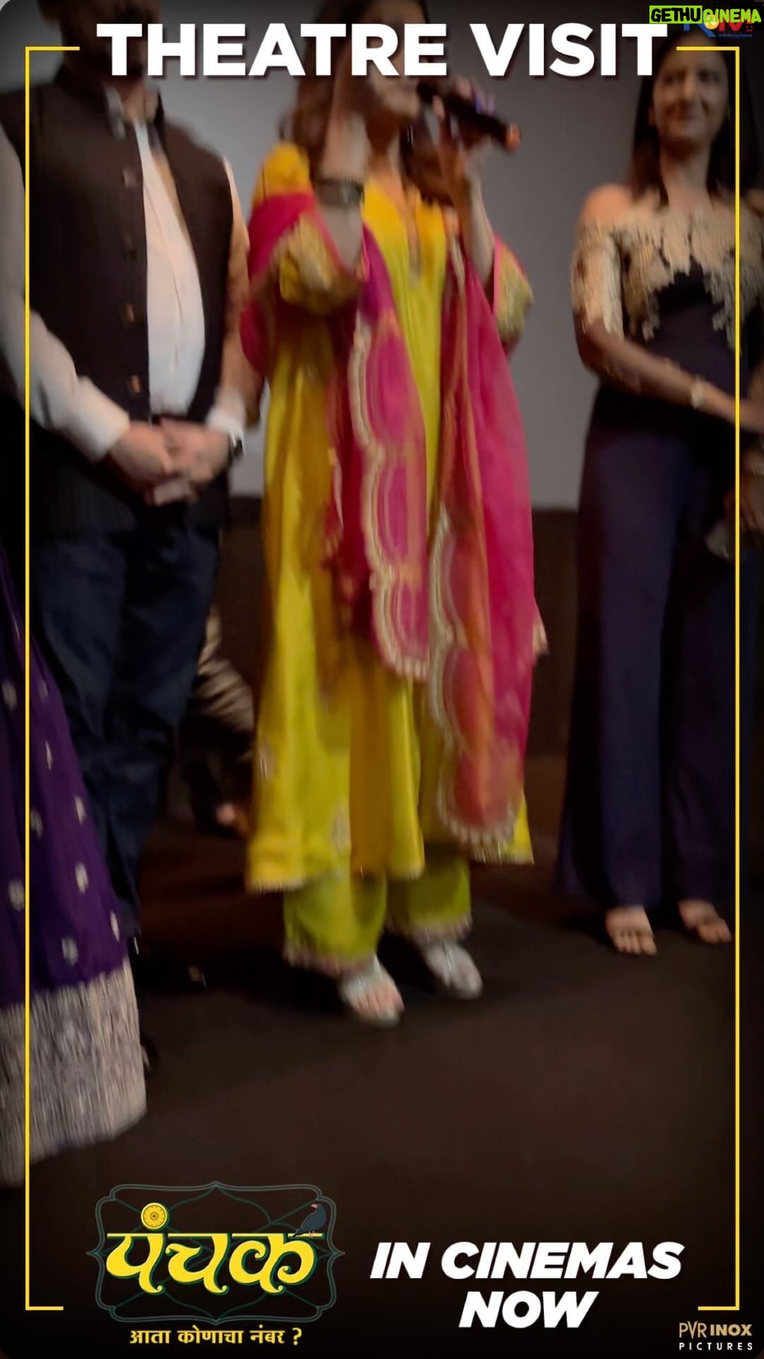 Madhuri Dixit Instagram - पंचक मधल्या खोत कुटुंबाला भेटायला आजचा रविवार परफेक्ट आहे... लवकर लवकर या .... #panchak #incinemasnow