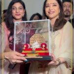 Madhuri Dixit Instagram - पुण्यातील मिराज सिनेमा येथे 'पंचक' च्या शो दरम्यान चित्रपटाच्या टीमला भेटून प्रेक्षक खुश..😍 तुमची तिकिटं आताच बुक करा! Book Your Tickets For a Total Family Entertainer.. ! LINK IN BIO पंचक Panchak InCinemasNow