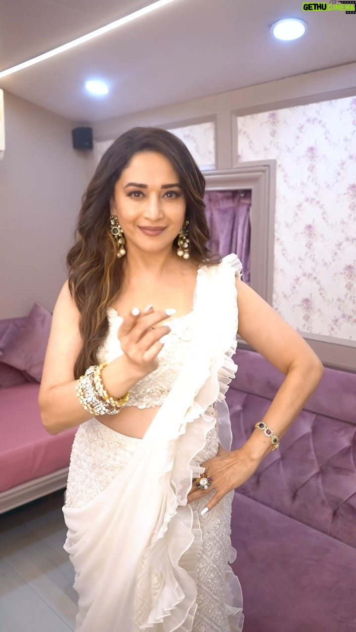 Madhuri Dixit Instagram - Kal raat ki baat 🌙 #tuesday #tuesdaythoughts #reelsinstagram #reels #reelitfeelit #trending #trendingreels #trendingnow #explore #explorepage