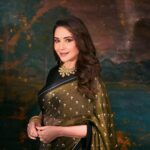 Madhuri Dixit Instagram - Aankhon ki gustakhiyan 🎶 #friday #fridayvibes #panchakpremiere #mumbaipremiere #love #panchak