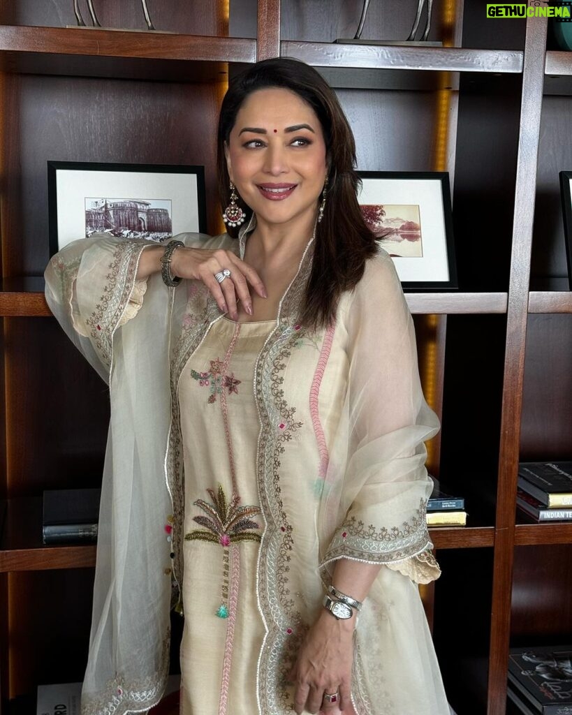 Madhuri Dixit Instagram - Wearing a smile will always be in style 🫶🏻 #saturday #saturdayvibes #outfitoftheday #photooftheday #photoshoot #indianoutfit