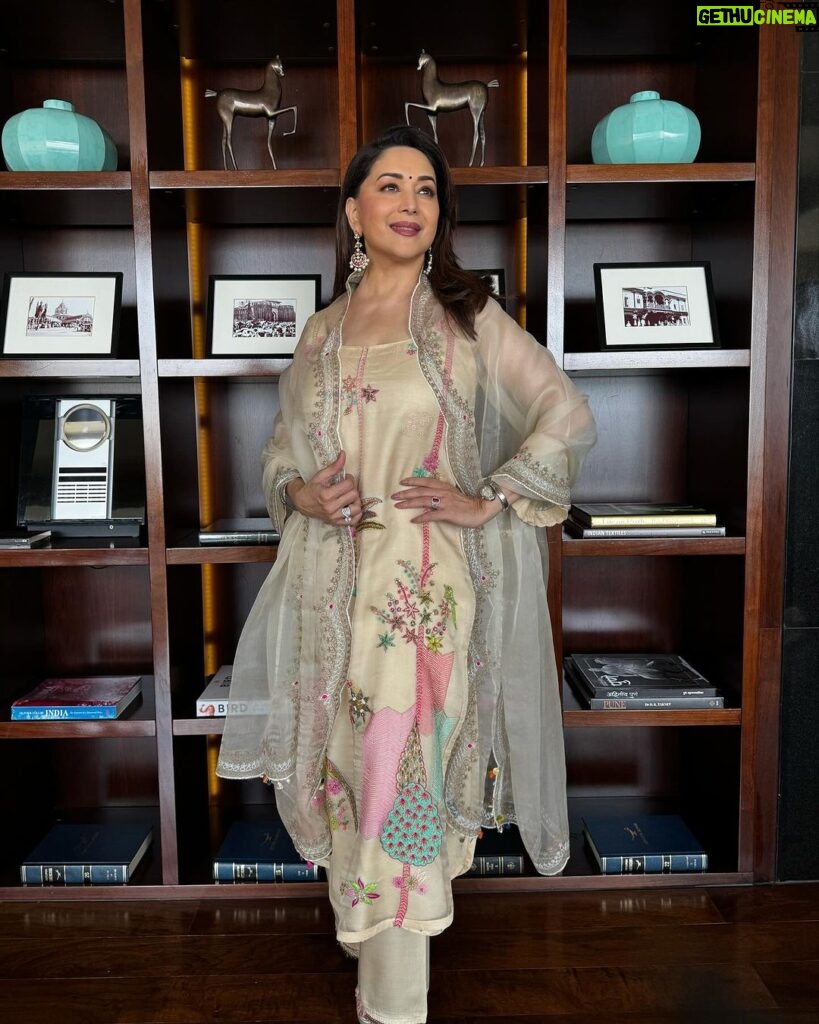 Madhuri Dixit Instagram - Wearing a smile will always be in style 🫶🏻 #saturday #saturdayvibes #outfitoftheday #photooftheday #photoshoot #indianoutfit