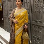 Madhuri Dixit Instagram - Golden Hues ☀️✨💫 #thursday #throwbackthursday #rammandirpranpratishtha #sareelove #photooftheday