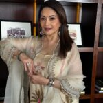 Madhuri Dixit Instagram – Wearing a smile will always be in style 🫶🏻 

#saturday #saturdayvibes #outfitoftheday #photooftheday #photoshoot #indianoutfit