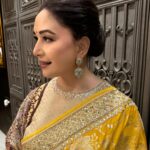 Madhuri Dixit Instagram - Golden Hues ☀️✨💫 #thursday #throwbackthursday #rammandirpranpratishtha #sareelove #photooftheday