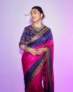Madhuri Dixit Instagram - A pop of pink, a dash of grace 🫶🏻 

#thursday #tbt #photooftheday #photoshoot #dancedeewane #sareelove