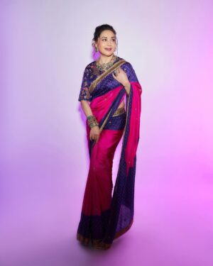 Madhuri Dixit Instagram - A pop of pink, a dash of grace 🫶🏻 

#thursday #tbt #photooftheday #photoshoot #dancedeewane #sareelove