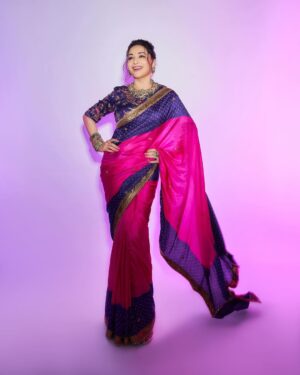 Madhuri Dixit Instagram - A pop of pink, a dash of grace 🫶🏻 

#thursday #tbt #photooftheday #photoshoot #dancedeewane #sareelove