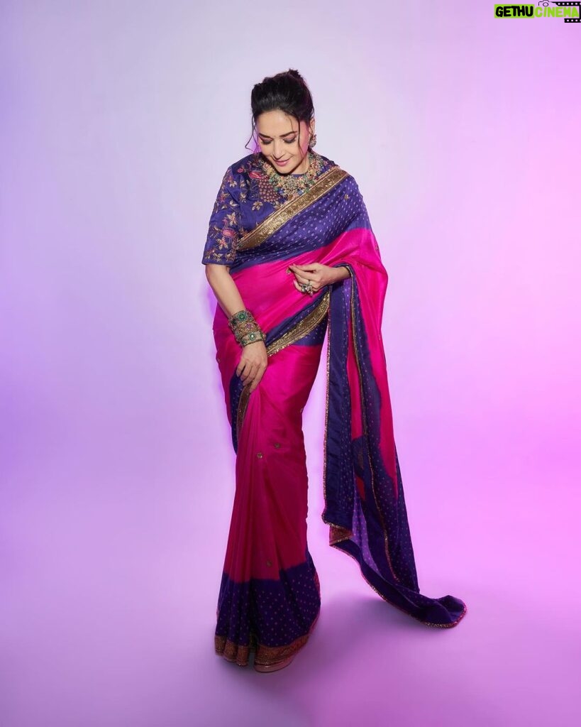 Madhuri Dixit Instagram - A pop of pink, a dash of grace 🫶🏻 #thursday #tbt #photooftheday #photoshoot #dancedeewane #sareelove