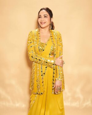 Madhuri Dixit Instagram - Wrapped in sunshine, draped in elegance 💛✨ 

#yellowelegance #thursday #thursdaythoughts #photooftheday #sareelove #sareestyle