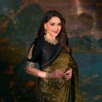 Madhuri Dixit Instagram - Aankhon ki gustakhiyan 🎶 #friday #fridayvibes #panchakpremiere #mumbaipremiere #love #panchak