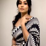 Madhurima Basak Instagram – সাজিয়ে তোলো হাত, রাখিতে
দেখবে আজ অন্য রং অন্য এক পৃথিবী…
@madhurimabasak9 ,looking absolutely stunning ❤️

#ChaarpasheAaloHok official music video out now : Link In Bio

#PujoWithSVF #DurgaPuja2023 #durgapujavibes #ExplorePage #SVFMusic