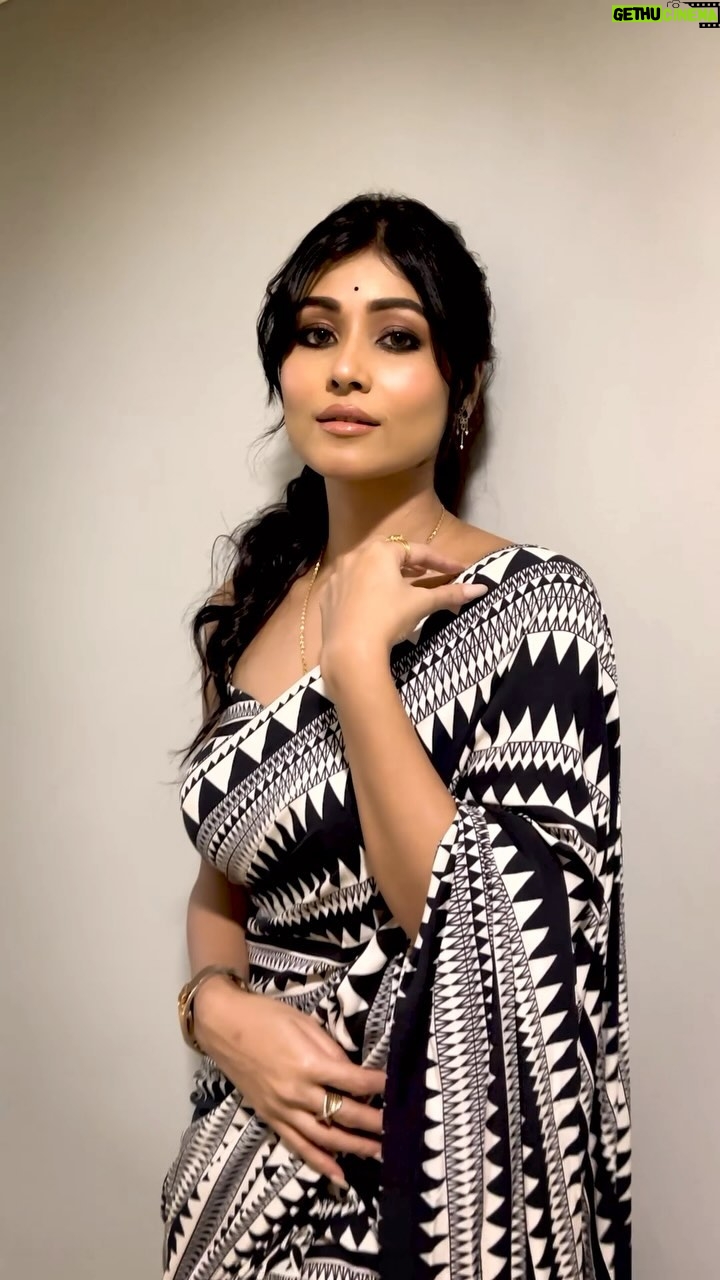 Madhurima Basak - 6.3K Likes - সাজিয়ে তোলো হাত, রাখিতে
দেখবে আজ অন্য রং অন্য এক পৃথিবী…
@madhurimabasak9 ,looking absolutely stunning ❤️
#ChaarpasheAaloHok official music video out now : Link In Bio
#PujoWithSVF #DurgaPuja2023 #durgapujavibes #ExplorePage #SVFMusic