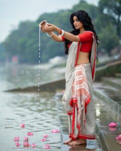 Madhurima Basak Instagram - ওঁ জবাকুসুমসঙ্কাশং কাশ্যপেয়ং মহাদ্যুতিম্ । ধান্তারীং সর্বপাপঘ্নং প্রণতোহস্মি দিবাকরম্ ॥ মুখাবয়ব - মধুরিমা বসাক । @madhurimabasak9 বস্ত্র পরিকল্পনায় - রাজ ব্যানার্জী। @raj_bnerjee রূপদান - ইরিন্দিতা বৈরাগী। @irindeeta_the_makeover_artist কেশবিন্যাশ - অবিনাশ ভৌমিক। @abinashbhowmick_official চিত্রগ্রাহক - শ্রীকান্ত মজুমদার। @srikanta_photography ধন্যবাদানান্তে - সায়ন , পিকু, শান । @sayankundu9 @sann_roy @pikumondal3127