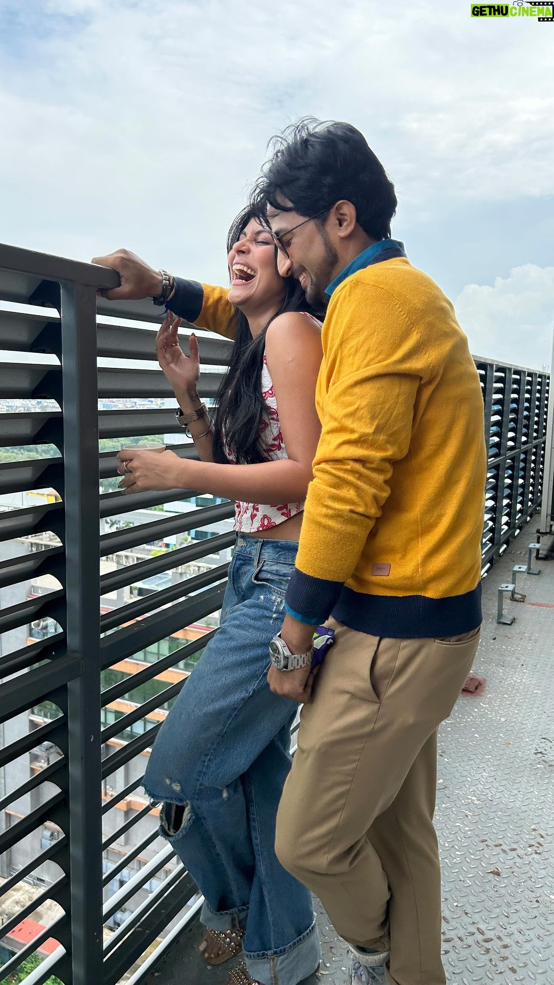 Madhurima Basak Instagram - Nishigandha and Surya can’t stop grooving to #Valentina ! Use the song to make a reel and don’t forget to tag us. Watch them on #LadyQueenGentsParlour streaming now on @addatimes_ ! #addatimes #addaakhonjomjomat #newseries