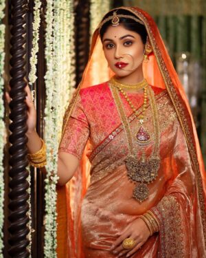 Madhurima Basak Instagram - Bridal Collection By @raj_bnerjee 

FEATURING - @madhurimabasak9 ❤️

WARDROBE - @raj_bnerjee 
MAKEUP - @irindeeta_the_makeover_artist 
HAIR - @abinashbhowmick_official 
PHOTOGRAPHY & RETOUCH - @srikanta_photography 
JEWELLERY - @abirajewellers 
SPECIAL THANKS - @piku_mondol1 @starcraft_