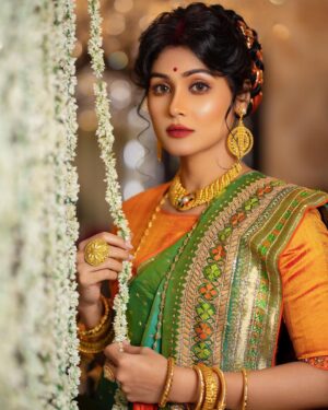 Madhurima Basak Instagram - Bridal Collection By @raj_bnerjee 

FEATURING - @madhurimabasak9 ❤️

WARDROBE - @raj_bnerjee 
MAKEUP - @irindeeta_the_makeover_artist 
HAIR - @abinashbhowmick_official 
PHOTOGRAPHY & RETOUCH - @srikanta_photography 
JEWELLERY - @abirajewellers 
SPECIAL THANKS - @piku_mondol1 @starcraft_insta