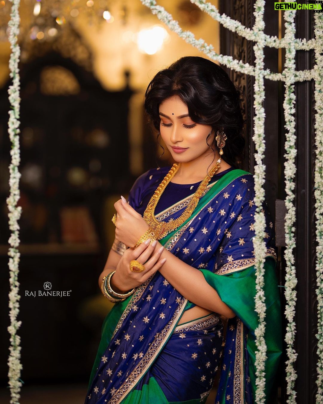 Madhurima Basak Instagram - Happy Diwali 🪔 Bridal Collection By @raj_bnerjee FEATURING - @madhurimabasak9 ❤️ WARDROBE - @raj_bnerjee MAKEUP - @irindeeta_the_makeover_artist HAIR - @abinashbhowmick_official PHOTOGRAPHY & RETOUCH - @srikanta_photography JEWELLERY - @abirajewellers SPECIAL THANKS - @piku_mondol1 @starcraft_insta Starcraft Studio & Production