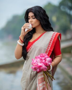 Madhurima Basak Instagram - ওঁ জবাকুসুমসঙ্কাশং কাশ্যপেয়ং মহাদ্যুতিম্ । 
ধান্তারীং সর্বপাপঘ্নং প্রণতোহস্মি দিবাকরম্ ॥

মুখাবয়ব - মধুরিমা বসাক । @madhurimabasak9 
বস্ত্র পরিকল্পনায় - রাজ ব্যানার্জী। @raj_bnerjee 
রূপদান - ইরিন্দিতা বৈরাগী। @irindeeta_the_makeover_artist 
কেশবিন্যাশ - অবিনাশ ভৌমিক। @abinashbhowmick_official 
চিত্রগ্রাহক - শ্রীকান্ত মজুমদার। @srikanta_photography 

ধন্যবাদানান্তে - সায়ন , পিকু, শান । @sayankundu9 @sann_roy @pikumondal3127
