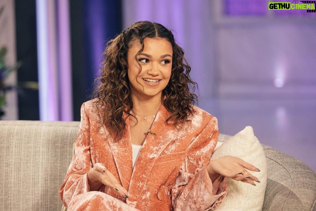 Madison Bailey Instagram - Thank you for having me! @kellyclarksonshow airs today. Tune in! I had a blast with yall! 🥳 @kellyclarkson @anthonymackie