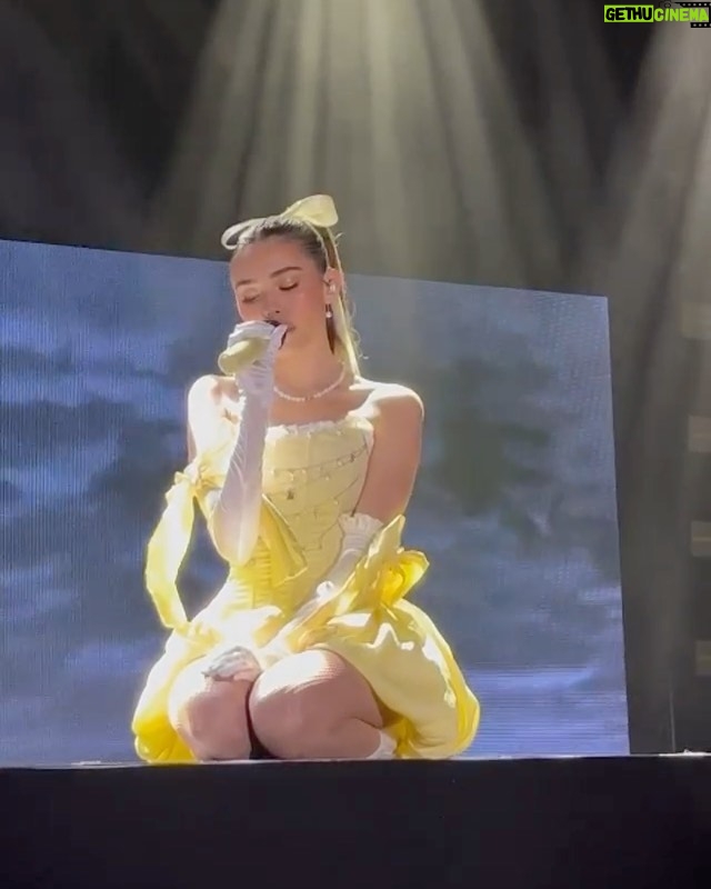 Madison Beer Instagram - rlly fuckin thankful for this . thank you san diego . have a lovely holiday everyone 🌼 House of Blues San Diego