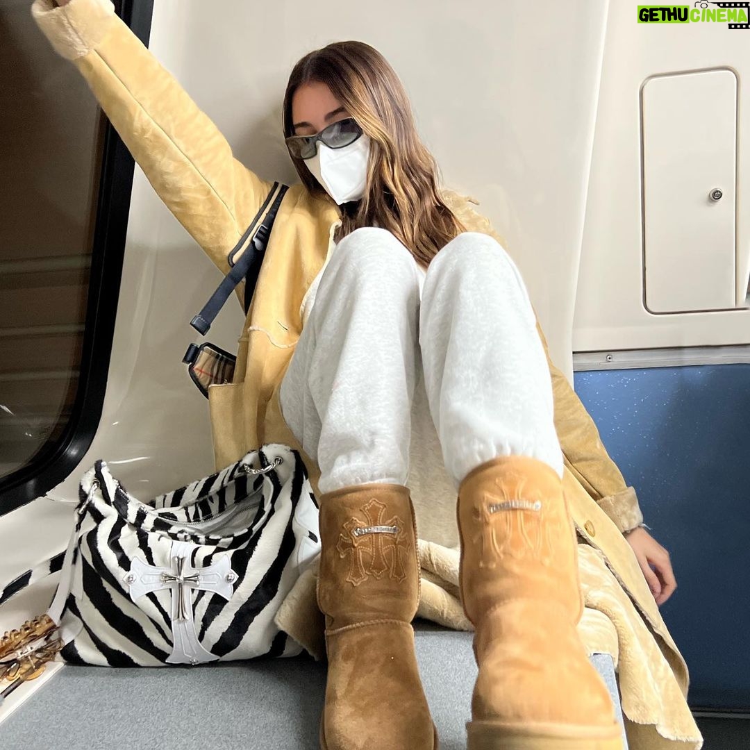 Madison Beer Instagram - hellloooo madrid 🎀🎀🎀 see u in 3 days !!!!! Madrid, Spain