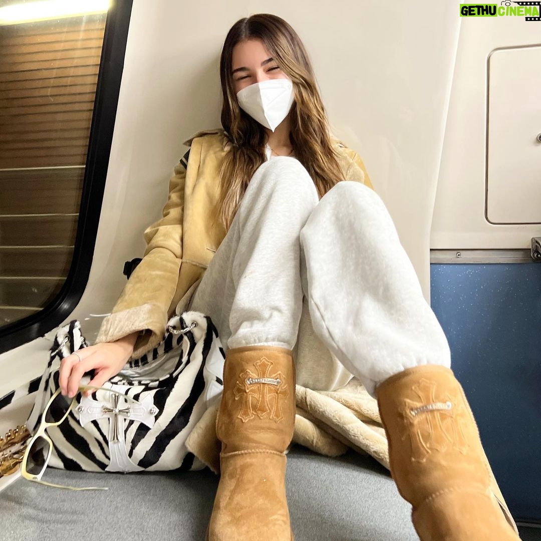 Madison Beer Instagram - hellloooo madrid 🎀🎀🎀 see u in 3 days !!!!! Madrid, Spain