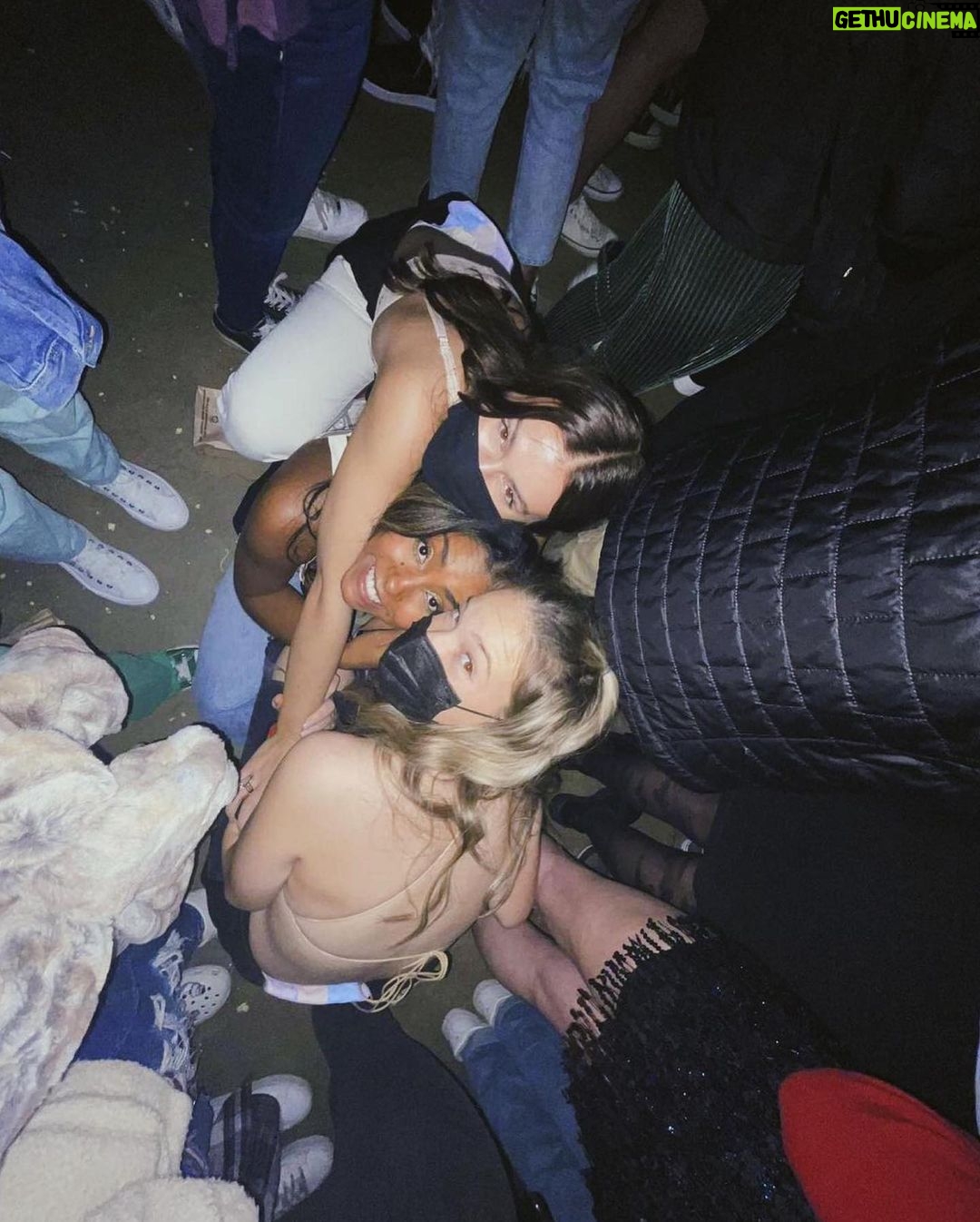 Madison Beer Instagram - flowers from last week n some cuties in seattle . love u