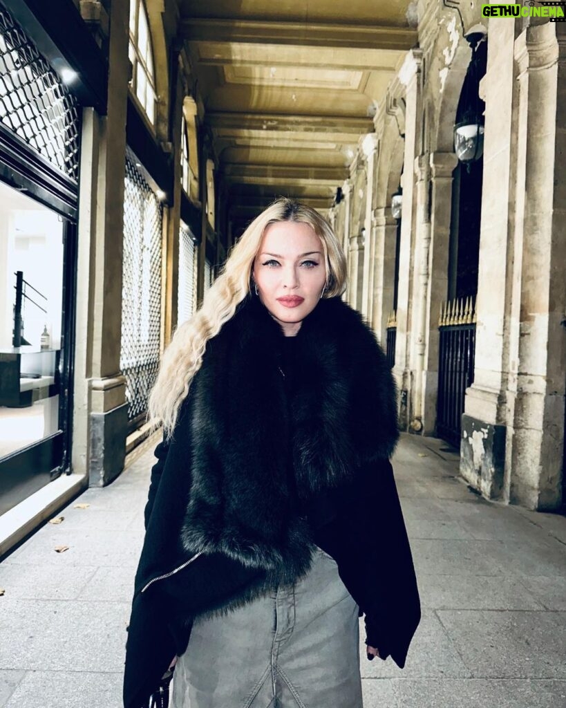 Madonna Instagram - What it feels like for a girl…………Paris Dump! 🇫🇷♥️