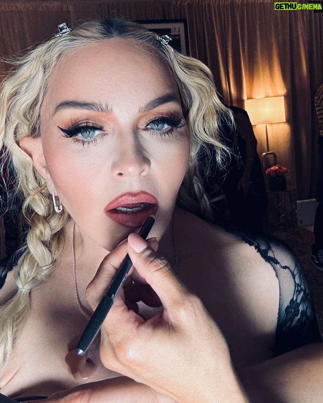 Madonna Instagram - What it feels like for a girl…………Paris Dump! 🇫🇷♥️