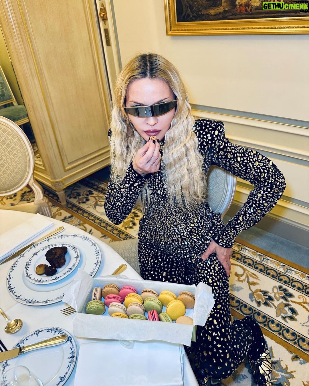 Madonna Instagram - What it feels like for a girl…………Paris Dump! 🇫🇷♥️