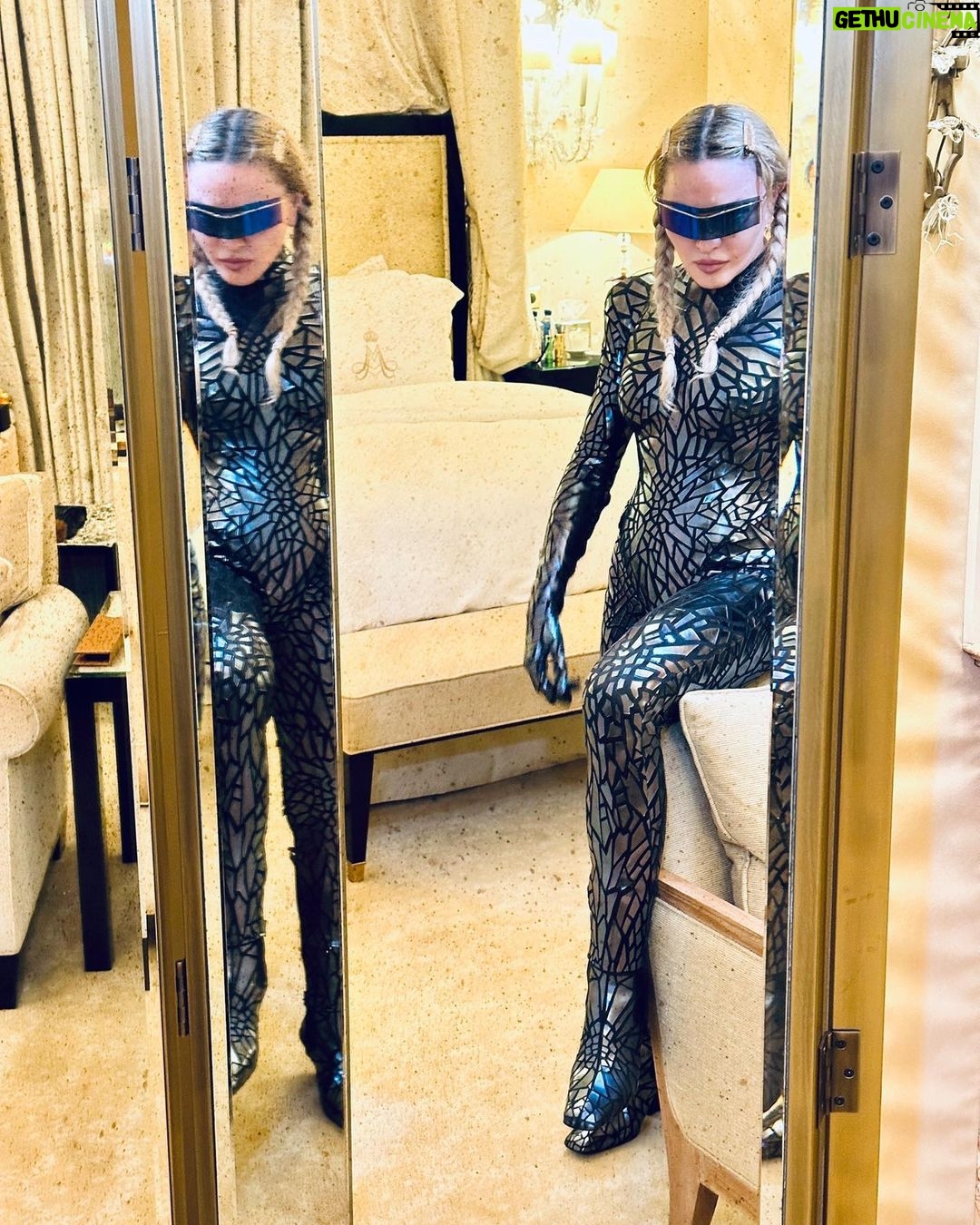 Madonna Instagram - What it feels like for a girl…………Paris Dump! 🇫🇷♥️